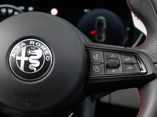 Alfa Romeo Giulia Alfa Romeo Giulia 2.0 Turbo 280 PK Competizione Q4 AWD | Pano | Harman | 19