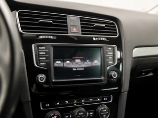 Volkswagen Golf Automaat (APPLE CARPLAY, NAVIGATIE, CLIMATE, STOELVERWARMING, GETINT GLAS, SPORTSTOELEN, CRUISE, PARKEERSENSOREN, LM VELGEN, NIEUWSTAAT) - afbeelding nr 24