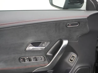 Mercedes-Benz CLA Mercedes-Benz CLA Shooting Brake 200 AMG // Panoramadak // Sfeerverlichting // Privacy Glas // 19