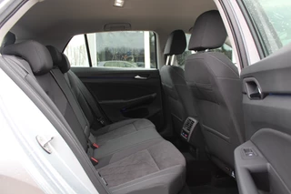 Volkswagen Golf Volkswagen Golf 1.5 eTSI Style / Camera / Head-up / Virtual Cockpit / Leder&Alcantara / 17'' / Keyless / ACC / DAB / Full LED / Stoelverwarming - afbeelding nr 12