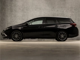 Toyota Auris Toyota Auris Touring Sports 1.8 Hybrid Sport Automaat (PANORAMADAK, NAVIGATIE, LEDER, STOELVERWARMING, CAMERA, SPORTSTOELEN, KEYLESS, LED KOPLAMPEN, NIEUWE APK, NIEUWSTAAT) - afbeelding nr 2