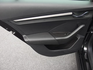 Škoda Octavia Škoda Octavia Combi 1.0 TSI Business Edition TREKHAAK / CARPLAY / SFEERVERLICHTING / NAVI / CLIMA / PDC / BLUETOOTH / CRUISE / NL-AUTO - afbeelding nr 37