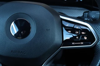 Volkswagen Golf Volkswagen Golf 8 1.5 eTSI / 3x R-Line / DSG / DAB / CarPlay / Navi / 150pk / LED / 18