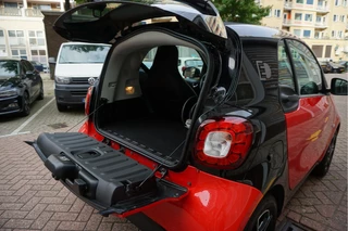 Smart Fortwo Verwarmd stuurwiel | Stoelverwarming | Cruise control | LED pakket | 15inch sportvelgen | Touchscreen Full Map Navigatie | BlueTooth interface | Mirrorlink/ Android Auto | Achteruitrijcamera | Parkeersensoren | - afbeelding nr 15