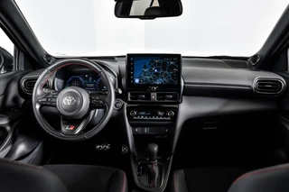 Toyota Yaris Cross | Pano | Head-up Disp. | Dig.Cockpit | Adapt.Cruise | Stoel+Stuurverw. | 360 Camera | PDC + NAV + App.Connect (Draadloos) | JBL | ECC | LM 18