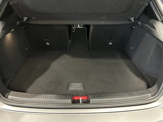 Mercedes-Benz A-Klasse Mercedes-Benz A-Klasse 250e AMG// Panoramadak // Memory // MultiBeam LED // Keyless // Magno Grijs // Augmented - afbeelding nr 34