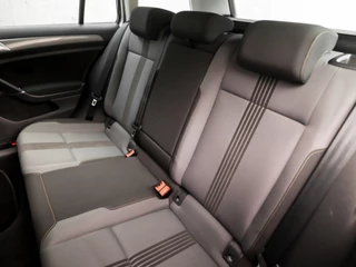 Volkswagen Golf Automaat (APPLE CARPLAY, NAVIGATIE, CLIMATE, STOELVERWARMING, GETINT GLAS, SPORTSTOELEN, CRUISE, PARKEERSENSOREN, LM VELGEN, NIEUWSTAAT) - afbeelding nr 15