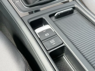 Volkswagen Golf Volkswagen Golf 1.2 TSI 110pk Allstar | keyless | camera | clima - afbeelding nr 24