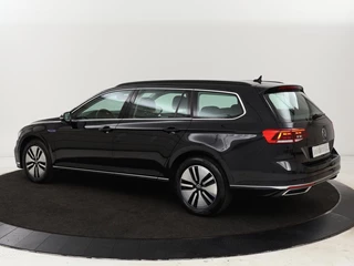Volkswagen Passat Volkswagen Passat 1.4 TSI PHEV GTE | Stoelverwarming | Camera |  Adaptive cruise | Matrix LED | Massage | Carplay | Navigatie | Side Assist - afbeelding nr 2