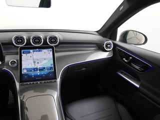 Mercedes-Benz GLC Mercedes-Benz GLC 300e AMG // Trekhaak // Distronic // Panoramadak // Memory // 360 Camera // Keyless // 20 inch - afbeelding nr 22