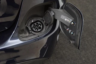 Mercedes-Benz C-Klasse Mercedes-Benz C-klasse 300e AMG | Panoramadak | Stoelverwarming |  360 camera | Trekhaak | Carplay | Dodehoek detectie | Matrix LED | Navigatie | Half leder - afbeelding nr 36