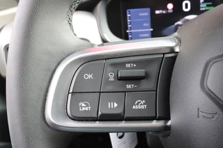 Jeep Avenger Jeep Avenger ALTITUDE 156PK 54 kWh | 3-FASE | ELEKTRISCH BEDIENBARE ACHTERKLEP | ACHTERUITRIJ CAMERA | NAVIGATIE | DRAADLOZE APPLE CARPLAY/ANDROID AUTO | ALL SEASON BANDEN | LICHTMETALEN VELGEN 17