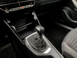 Peugeot 2008 Peugeot 2008 1.2 PureTech Sport (APPLE CARPLAY, GROOT NAVI, 360 CAMERA, STOELVERWARMING, LANE ASSIST, SPORTSTOELEN, LED KOPLAMPEN, CRUISE, NIEUWE APK, NIEUWSTAAT) - afbeelding nr 11