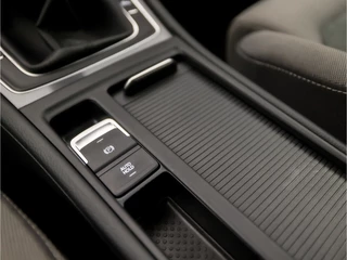 Volkswagen Golf Volkswagen Golf 1.0 TSI Sportline (APPLE CARPLAY, GROOT NAVI, CLIMATE, STOELVERWARMING, DYNAMISCHE KNIPPERLICHTEN, MASSAGE, ALCANTARA, ADAPTIVE CRUISE, PARKEERSENSOREN, GETINT GLAS, LM VELGEN, NIEUWSTAAT) - afbeelding nr 25