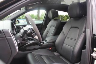 Porsche Cayenne Porsche Cayenne Coupé 3.0 / Trekhaak / Panoramadak / Camera / Luchtvering / 22'' / Bose / Stoelventilatie / Sportchrono / Stoelverwarming / DAB / ACC - afbeelding nr 4
