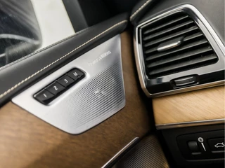 Volvo XC90 408Pk Automaat (PANORAMADAK, LUCHTVERING, APPLE CARPLAY, BOWERS&WILKINS, MEMORY SEATS, COGNAC LEDER, HEAD-UP DISPLAY, KEYLESS, GETINT GLAS, 360 CAMERA, ZWART HEMEL, NIEUWSTAAT) - afbeelding nr 17