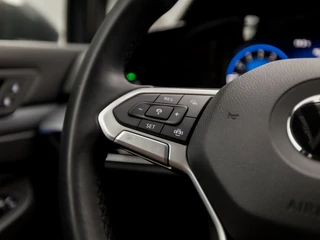 Volkswagen Golf Volkswagen Golf 1.5 TSI Sportline 150Pk (APPLE CARPLAY, GROOT NAVI, STUUR/STOELVERWARMING, SFEERVERLICHTING, SPORTSTOELEN, GETINT GLAS, KEYLESS, ADAPTIVE CRUISE, PARKEERSENSOREN, NIEUWE APK, NIEUWSTAAT) - afbeelding nr 19