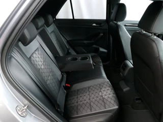 Volkswagen T-Roc Volkswagen T-Roc 1.5 TSI 150PK R-LINE EVO IQ LIGHT ALCANTARA ELEK.KLEP CARPLAY STOEL/STUUR VERW. 18
