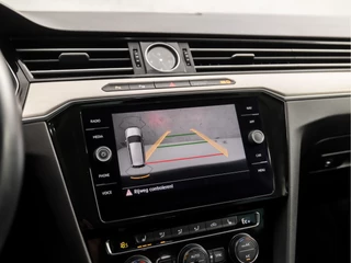 Volkswagen Passat 218Pk Automaat (DIGITAL COCKPIT, APPLE CARPLAY, GROOT NAVI, CAMERA, GETINT GLAS, ALCANTARA, SPORTSTOELEN, ADAPTIVE CRUISE, STOELVERWARMING, LED KOPLAMPEN, KEYLESS, NIEUWSTAAT) - afbeelding nr 21