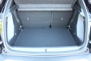 Peugeot 2008 Peugeot 2008 1.2 Hybrid 136PK AUTOMAAT ALLURE | NIEUWE AUTO! | KEYLESS ENTRY/START | PARKEERSENSOREN VOOR + ACHTER | 17