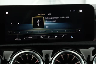 Mercedes-Benz A-Klasse Mercedes-Benz A-klasse 250e AMG Night | Carplay | Stoelverwarming |  Camera | Sfeerverlichting | Navigatie | Widescreen | Park Assist | Leder/Alcantara - afbeelding nr 25