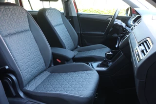 Volkswagen Tiguan Volkswagen Tiguan 1.4 TSI eHybrid Edition LED/Navi/Trekhaak wegkl./Virtual Cockpit/App-Connect/18