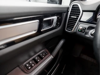 Porsche Cayenne 463Pk (PANORAMADAK, SPORTCHRONO PAKKET, ORG NEDERLANDS, SFEERVERLICHTING, 14 WEGEN SPORTSTOELEN, KEYLESS, LUCHTVERING, APPLE CARPLAY, DAB+, STUURWIEL VERWARMD, NIEUWSTAAT) - afbeelding nr 30