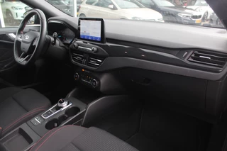 Ford Focus Ford Focus 1.0 EcoBoost Titanium Business ST-Line Camera / Navigatie / Keyless / B&O / 17'' / Stuurverwarming / DAB / Dodehoek / Cruise Control - afbeelding nr 13