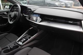 Audi A3 Audi A3 Sportback 30 TFSI S edition 32.429 km! / Virtual Cockpit / Apple CarPlay / Full LED / 17'' / Navigatie / Half leder / Parkeerhulp achter / ACC - afbeelding nr 13