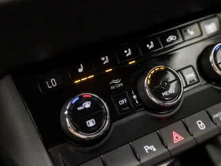 Škoda Karoq Automaat (APPLE CARPLAY, GROOT NAVI, CAMERA, LEDER/ALCANTARA, STOELVERWARMING, SPORTSTOELEN, ADAPTIVE CRUISE, GETINT GLAS, PARKEERSENSOREN, LED KOPLAMPEN, NIEUWE APK, NIEUWSTAAT) - afbeelding nr 10