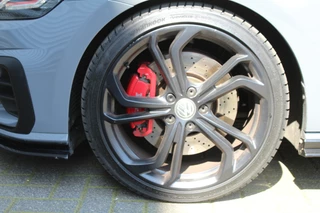 Volkswagen Golf Volkswagen Golf 2.0 TSI GTI TCR 290pk DSG7 Panoramadak Clima Cruise Navi Camera DynAudio Keyless Zwarte 19
