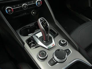 Alfa Romeo Giulia Alfa Romeo Giulia 2.0 Turbo 280 PK Competizione Q4 AWD | Harman | Veloce | 19