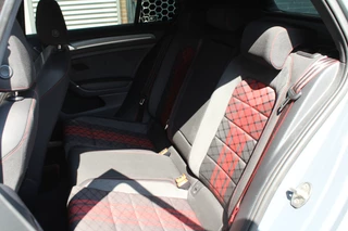 Volkswagen Golf Volkswagen Golf 2.0 TSI GTI TCR 290pk DSG7 Panoramadak Clima Cruise Navi Camera DynAudio Keyless Zwarte 19