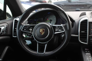 Porsche Cayenne Porsche Cayenne 3.0 S E-Hybrid / Panoramdak / Camera / 20'' / Luchtvering / Bose / Sportchrono / Stuurverwarming / Leder / Stoelverwarming / Cruise Control - afbeelding nr 17