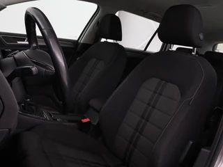 Volkswagen Golf Volkswagen Golf 1.0 TSI Connected Series | Carplay | Camera |  Navigatie | Climate control | Parkeerhulp | Cruise control | Sportstoelen - afbeelding nr 5