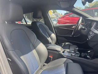 BMW 1 Serie BMW 1 Serie 118i Executive Ed. M Sport / Navigatie / Half leder / 19'' / Sportstoelen / Blackpack / Dakspoiler / Stoelverwarming / Cruise Control / Getint glas - afbeelding nr 11