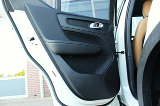 Volvo XC40 ➡️ Volvo XC40 1.5 T5 Recharge Inscription 262 pk | 1e eigenaar | 19 inch | Camera | Dakraam | LED | DAB | Trekhaak | Voorruit verwarming | Telefoon lader | NL auto | inc BTW | - afbeelding nr 44
