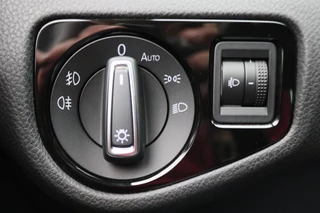 Volkswagen Golf Panoramadak, Camera, Climate, Navigatie, Bluetooth, DAB, Trekhaak, 18'' - afbeelding nr 30