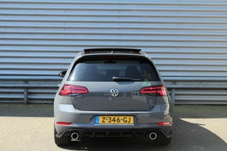 Volkswagen Golf Volkswagen Golf 2.0 TSI GTI TCR 290pk DSG7 Panoramadak Clima Cruise Navi Camera DynAudio Keyless Zwarte 19
