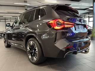 BMW iX3 TREKH, H&K Sound, MEM, 20-inch LMV ** € 22.900,= onder NP - BMW GAR t/m 04-2029 ** ** INFORMEER OOK NAAR ONZE AANTREKKELIJKE FINANCIAL-LEASE TARIEVEN ** - afbeelding nr 2