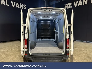 Volkswagen Crafter Volkswagen Crafter 2.0 TDI 140pk L3H3 L2H2 Euro6 Airco | Camera | Apple Carplay | Android Auto Parkeersensoren, Bijrijdersbank - afbeelding nr 3