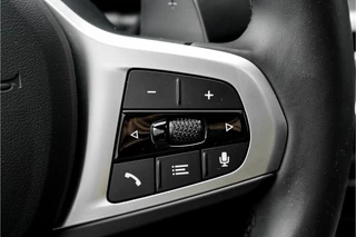 BMW 3 Serie BMW 3 Serie 318i M-Sport Shadow Individual Schuifdak HiFi 19