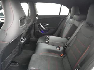 Mercedes-Benz A-Klasse Mercedes-Benz A-Klasse A180 AMG // Multibeam LED // Sfeerverlichting // Adaptief Onderstel // 19