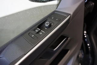 Volkswagen Transporter Volkswagen Transporter 2.0 TDI L2H1 28 Dubbele Cabine Highline Airco | Cruise Control adaptief | PDCVA | 17