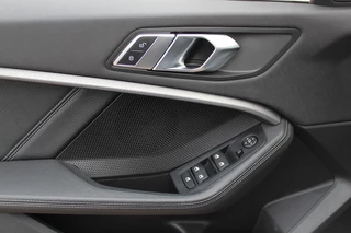 BMW 1 Serie BMW 1 Serie 118i Executive Ed. M Sport / Navigatie / Half leder / 19'' / Sportstoelen / Blackpack / Dakspoiler / Stoelverwarming / Cruise Control / Getint glas - afbeelding nr 22