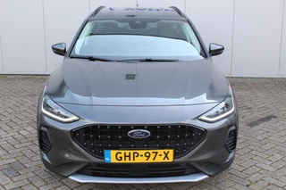 Ford Focus Trekgewicht 1.500kg ! Slechts 2.800km ! Ruim €. 9.000,- beneden de nieuwprijs ! Volautm. airco dual, navigatie, telefoonvoorb., adaptive cruise control, LED verlichting, metallic lak, camera, front-, lane- en side assist, LM wielen, Isofix etc. - afbeelding nr 3