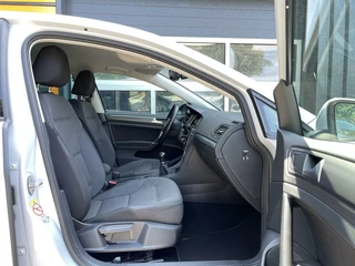 Volkswagen Golf Volkswagen Golf 1.5 TSI Highline R-Line NAVIGATIE|BLUETOOTH|PARKEERSENSOREN|STOELVERWARMING|R-Line Pakket - afbeelding nr 23