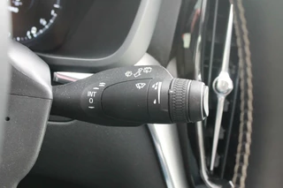 Volvo XC60 Volvo XC60 T6 Recharge AWD R-Design | Panoramadak | Parkeercamera | HUD | Pilot Assist | BLIS | Stoelverwarming | Trekhaak | Glossy Black | Keyless - afbeelding nr 33