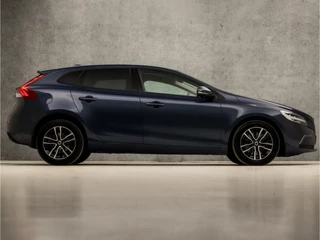 Volvo V40 Automaat (PANORAMADAK, NAVIGATIE, CAMERA, GETINT GLAS, STOELVERWARMING, SPORTSTOELEN, KEYLESS, LED KOPLAMPEN, PARKEERSENSOREN, NIEUWSTAAT) - afbeelding nr 4