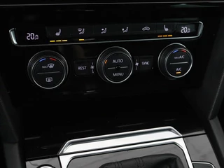 Volkswagen Passat Volkswagen Passat 1.4 TSI R Line | Trekhaak | 360 camera |  Stoelverwarming | Leder/Alcantara | Carplay | Adaptive cruise | Navigatie | Full LED | Virtual Cockpit - afbeelding nr 27